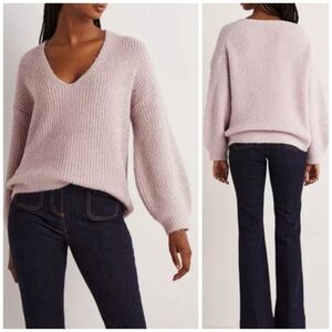 Boden Chunky Fluffy V Neck Wool Blend Sweater
Metallic Sparkly Cameo Pink Size 2